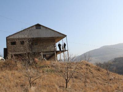 Կիսաքանդ, հողե շինությունից՝ նոր կառուցված տուն. Այս անգամ բնակարանամուտ են տոնել Դովեղում բնակվող Կիրակոսյանները