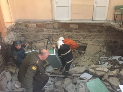 Փլուզում Հալաբյան 19ա հասցեում գտնվող N1 Զինվորական կոմիսարիատի շենքում. Կա 11 տուժած (ֆոտո)