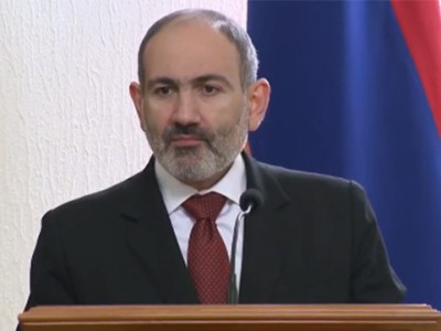 Armenia PM hands letter of appreciation to bodyguard who held his backpack during revolution
