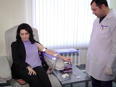 «Պատրաստ եմ ժամանակ առ ժամանակ սա անել». Աննա Հակոբյանը ուղիղ եթերում արյուն հանձնեց