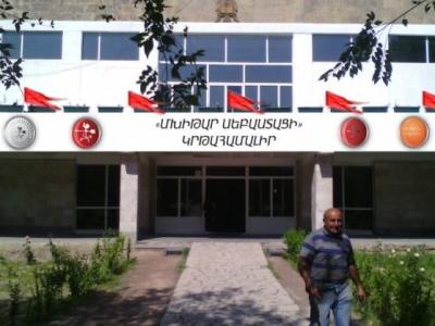 «Դու Բլեյան Աշոտի հետ ձերբակալության սպառնալիքով չխոսես». «Մխիթար Սեբաստացի» կրթահամալիրի մոտ իրավիճակը լարված էր