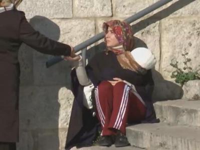 Թուրք լրագրողը փորձի համար  տիկնիկը գիրկում փող է մուրացել մզկիթի մոտ. արդյունքները գոհացրել են