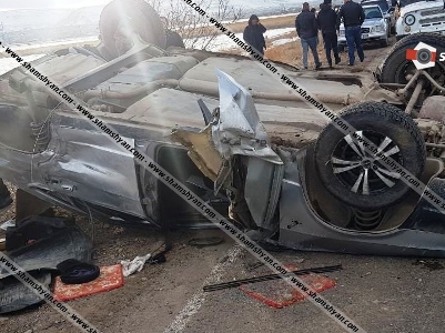 «ՎԱԶ 2107»-ը վթարային իրավիճակ է ստեղծել Mercedes-ի համար, վերջինս բախվել է «ՎԱԶ 21099»-ին, որն էլ շրջվել է