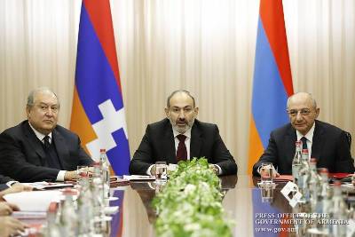 Newspaper: Armenia PM insists on sitting at table’s head alone but Karabakh side objects