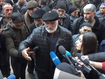 Անդրանիկ Քոչարյան, բա տղությունդ ո՞ւր մնաց. մահացած զինվորի հարազատները փորձում են մտնել Կառավարություն