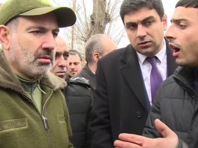 Armenia PM meets with car importers in Gyumri