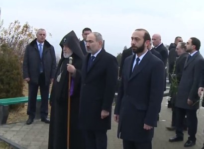Armenia PM visits Yerevan military pantheon
