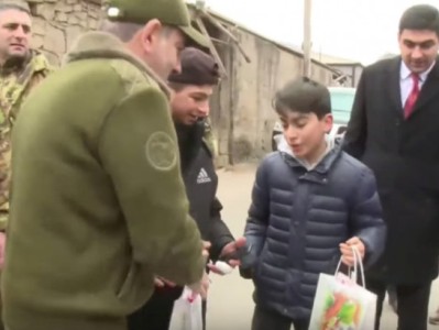 «Մոժո՞ժ ունեք, մեծ գայթակղություն է». Փաշինյանը նվերներ բաժանեց Կողբ համայնքի երեխաներին