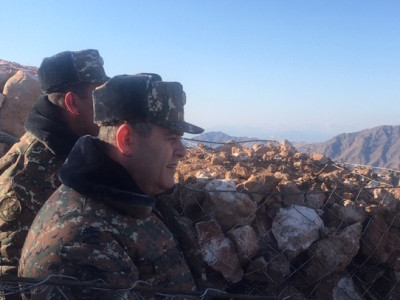 Armenian army's general staff chief visits border zone