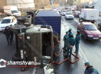 Խոշոր վթար Երեւանում. երկաթով բարձված КамАЗ-ը «Բելաջիո»-ի կամրջի վրա կողաշրջվել է (ֆոտո)
