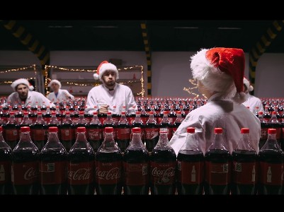 Coca-Cola-ի հազարավոր շշերի մեջ Mentos ավելացնելուց հետո հսկայական շատրվան է առաջացել