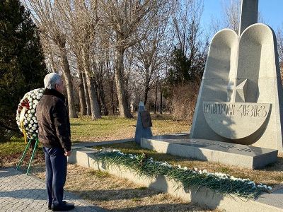 Armenian 3rd president visits Yerablur Pantheon