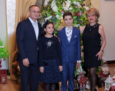 Բարի Ամանոր. Ռուզաննա Խաչատրյանը ընտանեկան լուսանկարներ է հրապարակել (ֆոտո)