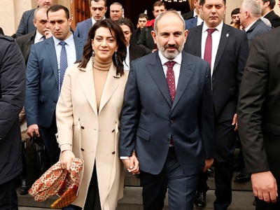 Վարչապետը տիկնոջ հետ մասնակցել է Սուրբծննդյան պատարագին (ֆոտո)