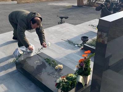 Armenia MOD Spokesperson: Minister visits Yerablur Military Pantheon (PHOTO)