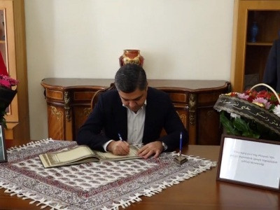 Արթուր Վանեցյանը ցավակցական գրառում է կատարել Իրանի դեսպանատան սգո մատյանում (ֆոտո)