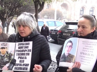 «Վարչապետը Ֆեյսբուքին լավ էլ հետեւում է, լավ ինքը չի տեսնո՞ւմ մեր պայքարը»․ սեւազգեստ մայրեր