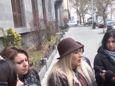 «Ռազմիկ Աբրահամյանն ուզում է, որ մեր ազգակիցները երեխա չունենա՞ն»․ բողոքի ակցիա՝ դատախազության դիմաց