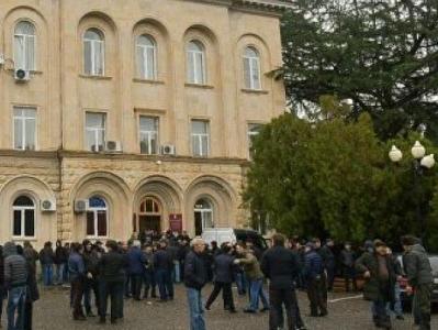 Ավելի քան 400 մարդ է հավաքվել Աբխազիայի կառավարության շենքի դիմաց՝ ի աջակցություն նախագահի