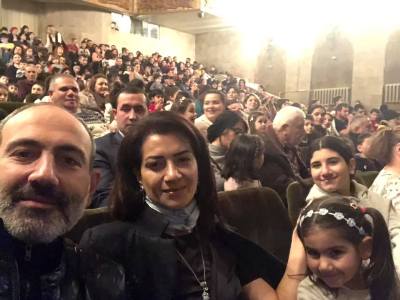 Armenia’s Pashinyan shares new photo from theatre