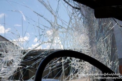 Գյումրիում  «Mercedes Vito»-ն բախվել է սյանը եւ բռնկվել. վիրավորներին հասցրել են հիվանդանոց