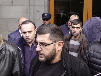 Բոլորիս Նոր տարին հարամ եղավ. ավտոներկրողների բողոքի ակցիան ՊԵԿ-ի մոտ