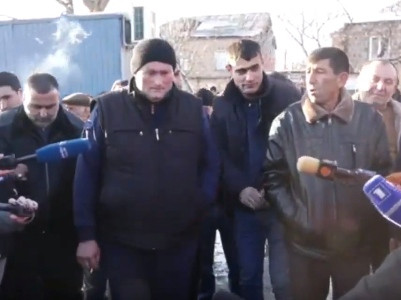 Մենք դուրս ենք գալիս պայքարի, ընդհուպ ամեն ինչի կգնանք. Եղվարդում բողոքի ակցիա է