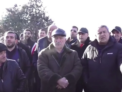 «Չեմ ուզի՝ կինս ճղած լինոլեումի վրա ծննդաբերի». եղվարդցիների եւ մարզպետարանի աշխատակցի միջեւ տեղի ունեցավ քննարկում