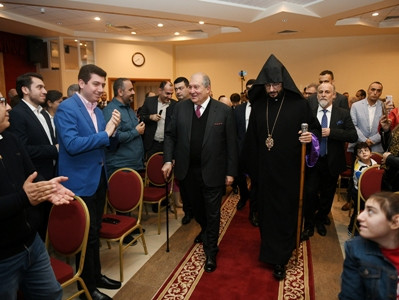 President at UAE’s Sharjah, meets with representatives of Armenian community