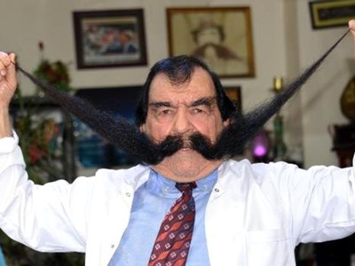 Թուրք տղամարդը հպարտանում է իր 1.5 մետրանոց բեղերով