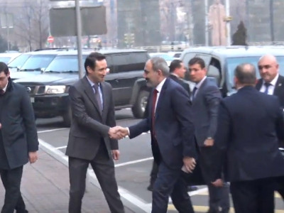 Armenia PM arrives at Yerevan Municipality