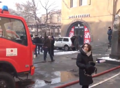 «Դեռ չէինք հասցրել իջել, արդեն ԱԻՆ-ի 4 մեքենա այստեղ էր». Մամուլի շենքի հրդեհի ծուխը հասել է մինչեւ 5-6 հարկեր