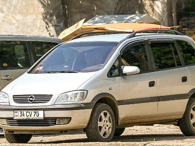 Armenian MPs offer to move gas cylinders on car roofs
