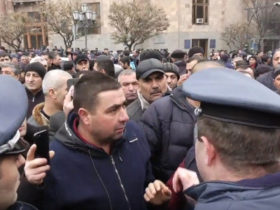 Tense situation outside Armenia government building