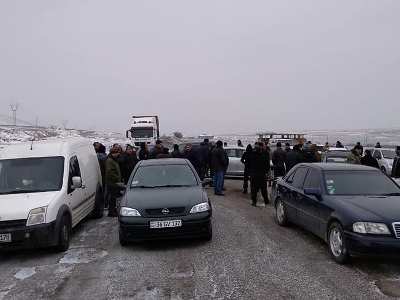 Շիրակի մարզում եւս սպանդանոցների դեմ բողոքող անասնապահները ճանապարհ են փակել (ֆոտո)