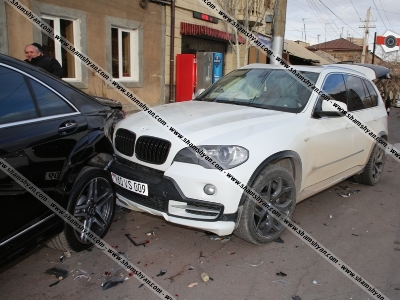 Ավտովթար Երեւանում. BMW X5-ը բախվել է կայանված Mercedes-ին (ֆոտո)
