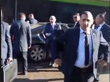 Քաղաքացիներին արհամարհող վարչապետը չարիք է Հայաստանի քաղաքացիների համար. Փաշինյանին բողոքի ակցիայով դիմավորեցին