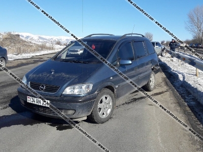 Կոտայքի մարզում բախվել են Mercedes-ն ու Opel Zafira-ն. կան վիրավորներ (ֆոտո)
