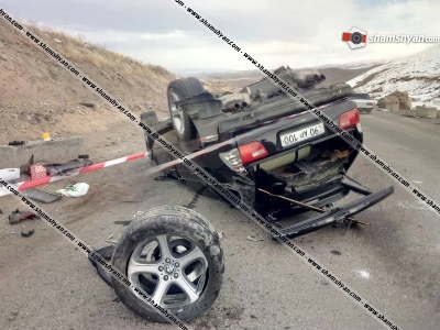 Երեւան-Գյումրի ճանապարհին BMW X5-ը բախվել է բետոնե արգելապատնեշներին եւ գլխիվայր շրջվել. կան վիրավորներ (ֆոտո)