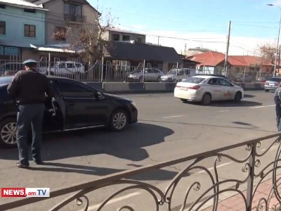 Մահացած զինծառայողի հարազատները վերադառնում են գյուղ՝ զինծառայողին հուղարկավորելու