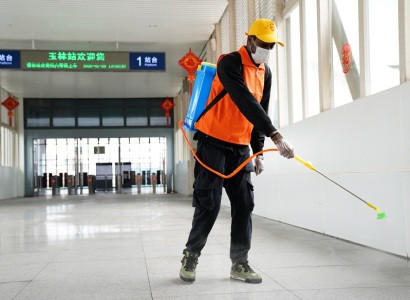 Foreign volunteer serves as volunteer in China to curb spread of coronavirus