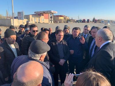 Armenia official, ambassador meet with truck drivers stranded in Georgia