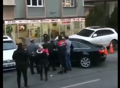 Թուրք վարորդը մեքենայով բազմաթիվ հարվածներ է հասցրել ավտոկանգառի մուտքը փակած մեքենային