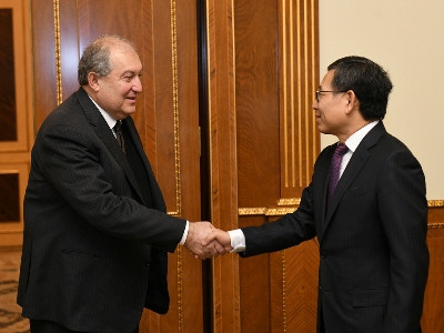 Ambassador hands China president’s letter to Armenia’s Sarkissian