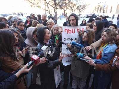 «ՁԻԱՀ-ի կանխարգելման կենտրոնի» աշխատակիցները կառավարության շենքի մոտ բողոքի ակցիա են իրականացնում (ֆոտո)