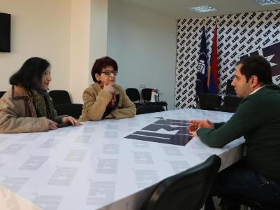Armenian minister meets with authors of logo for constitutional amendments referendum YES campaign