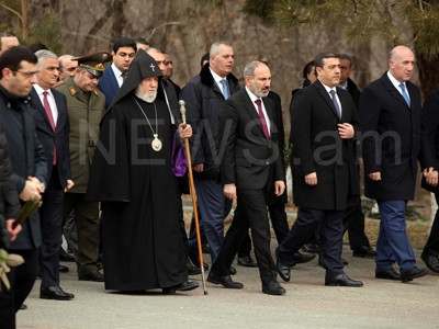 Armenia PM visits Genocide Memorial in Yerevan (PHOTOS)