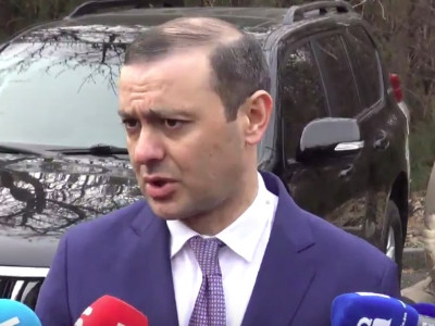 «Կադրերը, եթե չեմ սխալվում, այդ օրվա չէին». Արմեն Գրիգորյանը՝ Մեղրիի անցակետով նաեւ մարդատար մեքենաներ թողնելու մասին