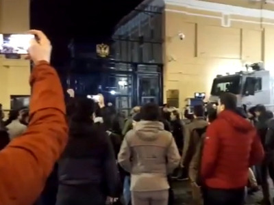 У здания консульства России в Стамбуле проходит акция протеста