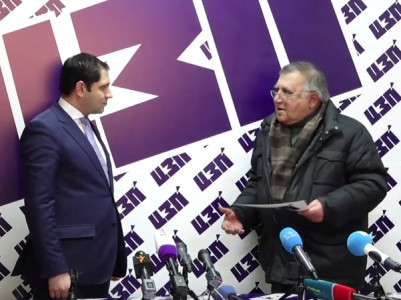 «Այո»-ի մրցույթի հաղթողի համար նախատեսված գումարի հավաստագրերը հանձնվել են «Երեկոյան Երևանի» նախկին աշխատակիցներին